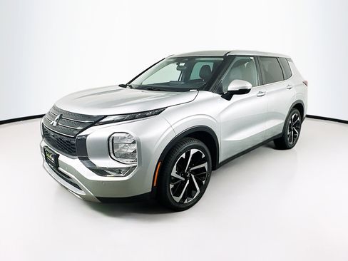 Used 2023 Mitsubishi Outlander SE image 3