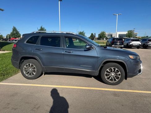 Used 2019 Jeep Cherokee Latitude Plus w/ Cold Weather Group AWD/4WD image 3
