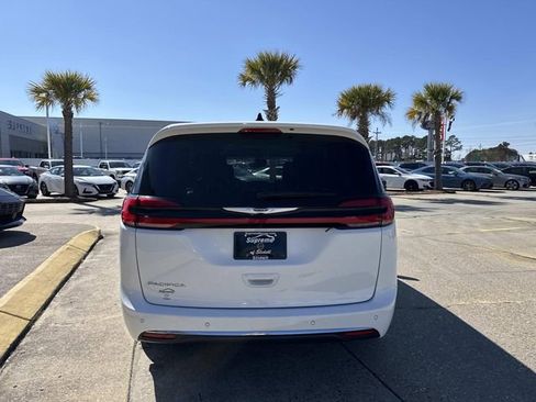 Used 2024 Chrysler Pacifica Touring-L image 5