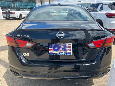 Used 2025 Nissan Altima 2.5 SV FWD image 9