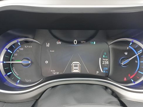 Used 2024 Chrysler Pacifica Premium FWD image 13