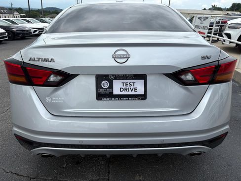 Used 2024 Nissan Altima 2.5 SV w/ SV Premium Package FWD image 11