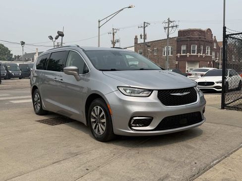 Used 2021 Chrysler Pacifica Touring-L FWD image 3