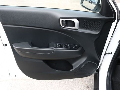 Used 2022 Hyundai Venue SE image 11