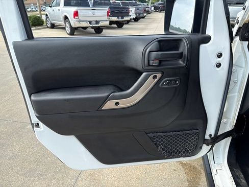 Used 2017 Jeep Wrangler Unlimited Sahara AWD/4WD image 21