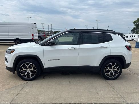 Used 2024 Jeep Compass Limited AWD/4WD image 3