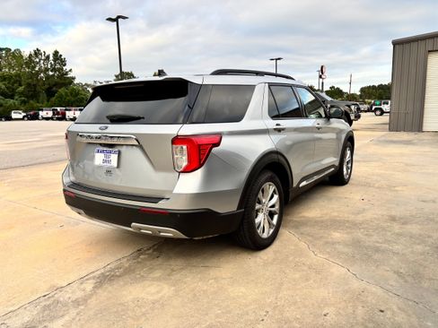 Used 2021 Ford Explorer XLT w/ Equipment Group 202A image 6