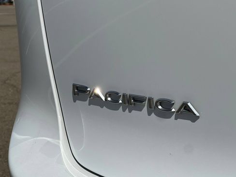 Used 2024 Chrysler Pacifica Touring-L FWD image 47