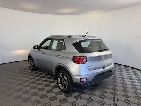 Used 2025 Hyundai Venue SEL FWD image 3