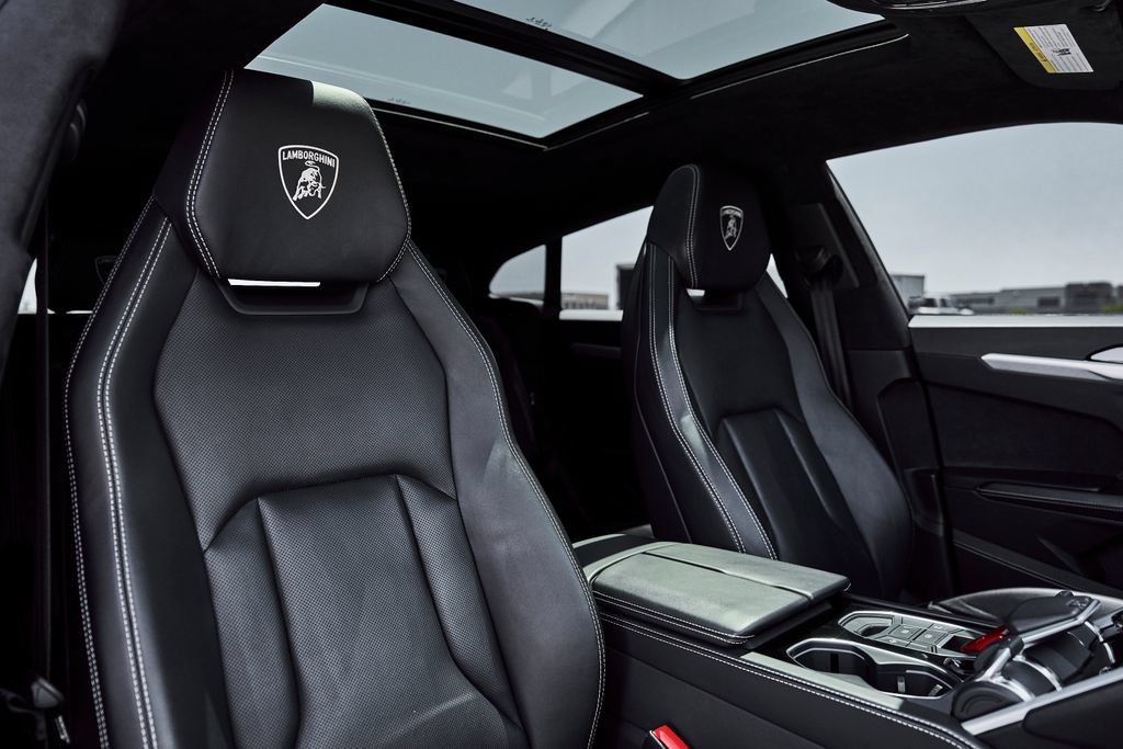Used 2022 Lamborghini Urus AWD/4WD image 42