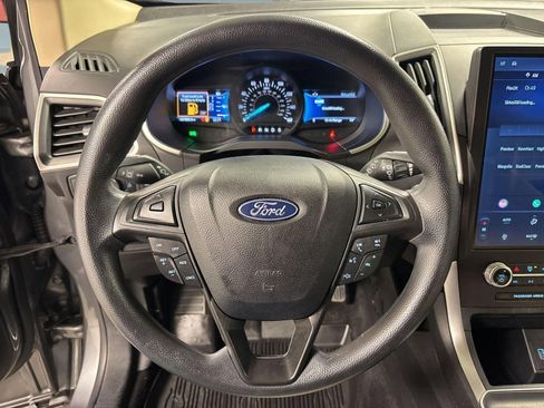 Used 2021 Ford Edge SE image 15