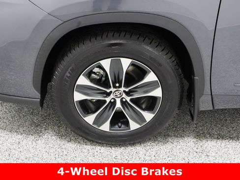 Used 2020 Toyota Highlander XLE image 11