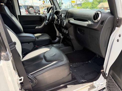 Used 2017 Jeep Wrangler Sahara w/ Connectivity Group AWD/4WD image 21