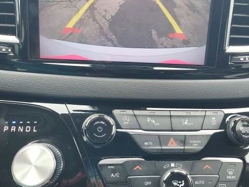 Used 2024 Chrysler Pacifica Touring-L image 7