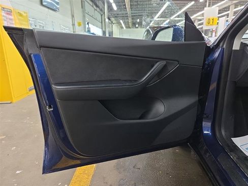 Used 2022 Tesla Model Y Long Range image 8