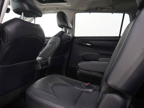 Used 2022 Toyota Highlander XLE AWD/4WD image 20