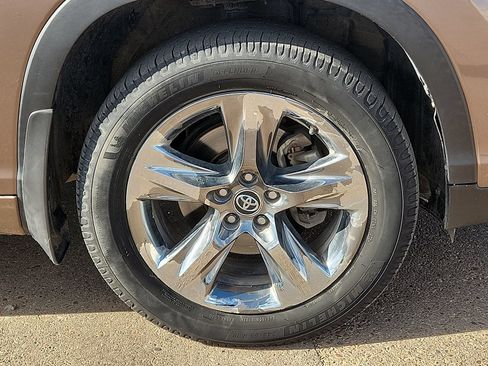 Used 2018 Toyota Highlander Limited Platinum AWD/4WD image 7