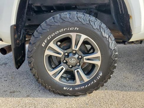 Used 2019 Toyota Tacoma TRD Sport image 5