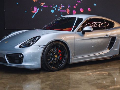 Used 2015 Porsche Cayman S image 2