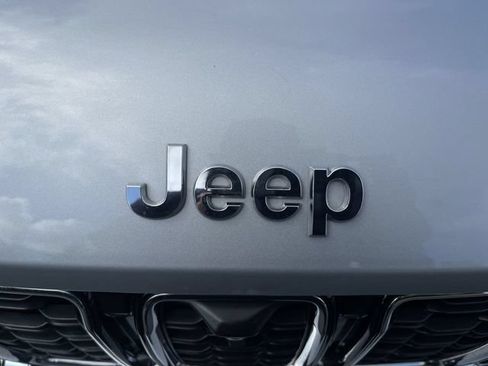 Used 2023 Jeep Grand Cherokee Limited w/ Luxury Tech Group II AWD/4WD image 32
