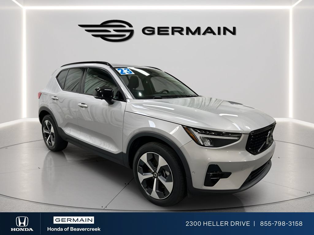 Used 2023 Volvo XC40 B4 Ultimate FWD image 2
