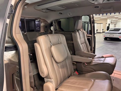 Used 2014 Chrysler Town & Country Touring-L w/ Driver Convenience Group image 15