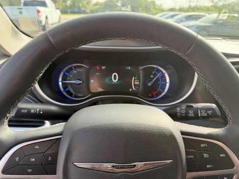 Used 2024 Chrysler Pacifica Limited image 17
