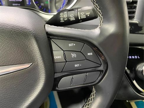 Used 2018 Chrysler Pacifica Touring Plus w/ S Appearance Package FWD image 17