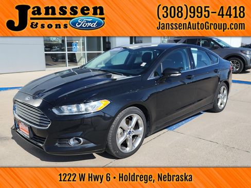 Used 2015 Ford Fusion SE image 2