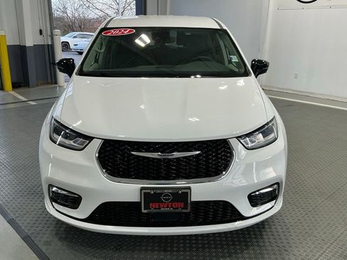 Used 2024 Chrysler Pacifica Touring-L image 20