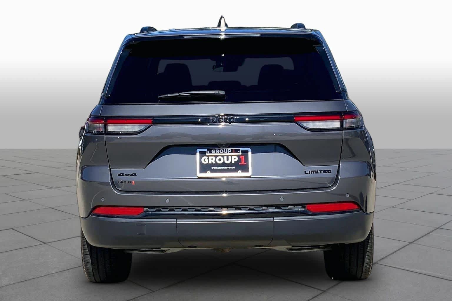 Used 2025 Jeep Grand Cherokee Limited w/ Black Appearance Package AWD/4WD image 5