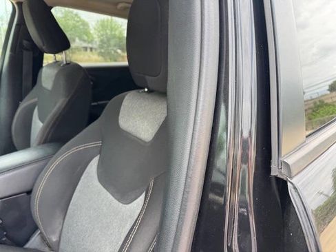 Used 2016 Jeep Cherokee Sport image 28