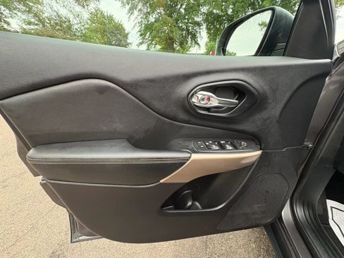 Used 2017 Jeep Cherokee Sport FWD image 27