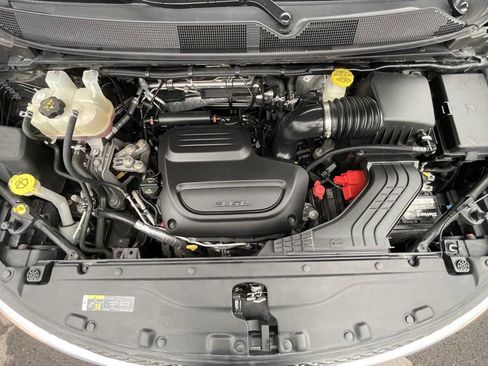 Used 2019 Chrysler Pacifica Touring-L image 36