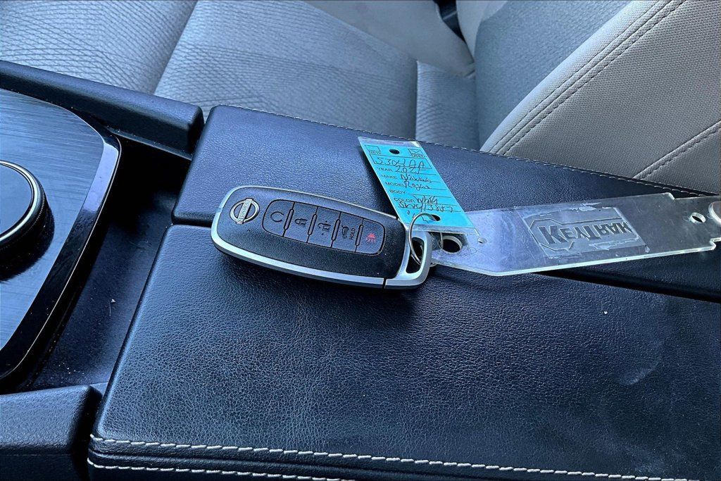 Used 2025 Nissan Rogue SV AWD/4WD image 36