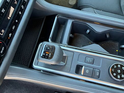 Used 2025 Nissan Pathfinder SV image 10