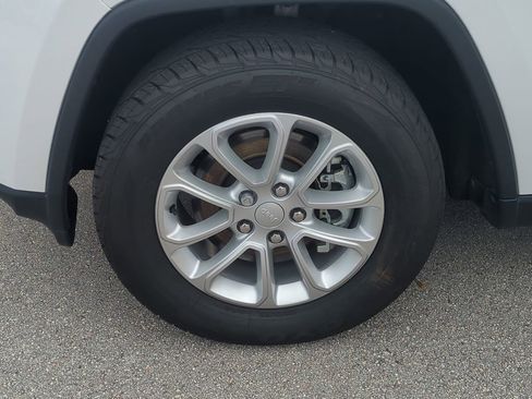 Used 2021 Jeep Grand Cherokee Laredo AWD/4WD image 12