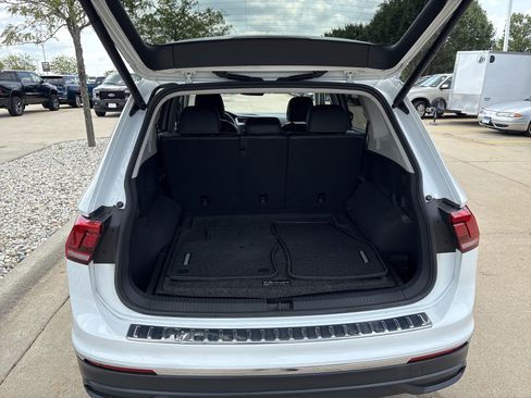 Used 2024 Volkswagen Tiguan SE AWD/4WD image 13