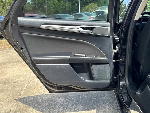 Used 2020 Ford Fusion SE image 11