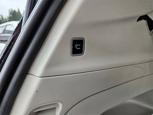 Used 2024 Chrysler Pacifica Touring-L image 10