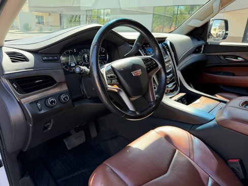 Used 2019 Cadillac Escalade Premium Luxury AWD/4WD image 9