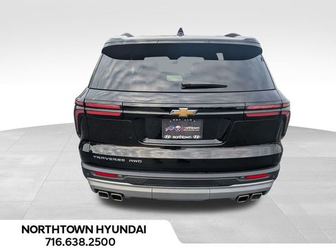 Used 2025 Chevrolet Traverse LT image 18