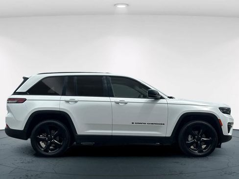 Used 2023 Jeep Grand Cherokee Limited w/ Black Appearance Package AWD/4WD image 6