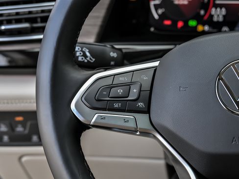 Used 2025 Volkswagen Atlas SEL Premium R-Line image 36