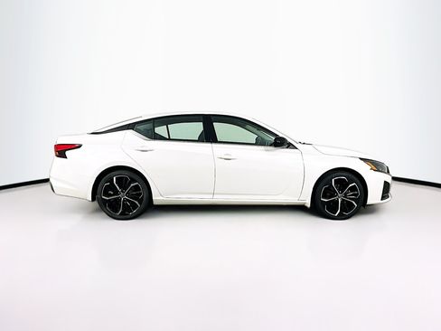 Used 2024 Nissan Altima 2.5 SR FWD image 10