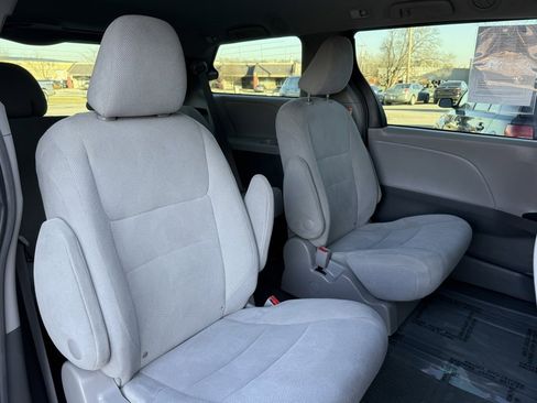 Used 2017 Toyota Sienna L image 18