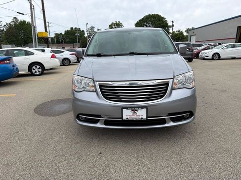 Used 2013 Chrysler Town & Country Touring FWD image 3