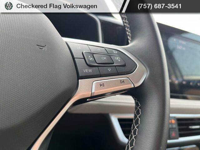 Certified 2025 Volkswagen Taos SE FWD image 34