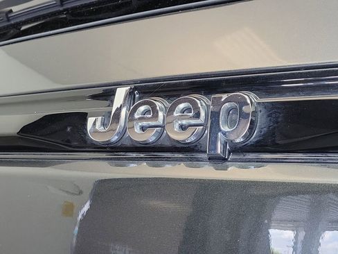 Used 2023 Jeep Grand Cherokee Limited w/ Trailer Tow Prep Group (B) AWD/4WD image 8