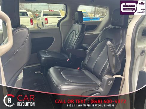 Used 2023 Chrysler Pacifica Touring-L FWD image 32